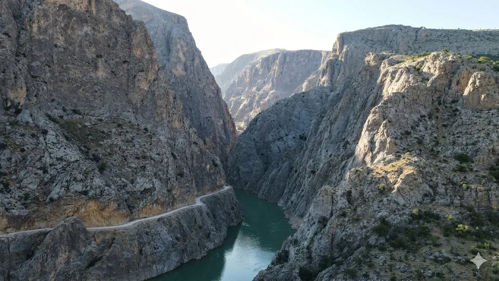 Doğa ve Adrenalin Tutkunlarının Rotası: Karanlık Kanyon Gezi Rehberi