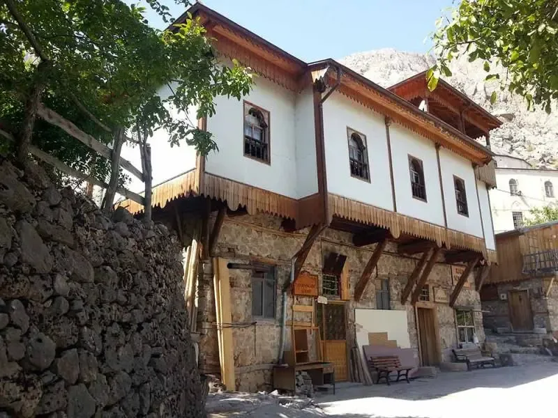 Kemaliye (Eğin): Tarihi Evler, Karanlık Kanyon ve Taş Yolu