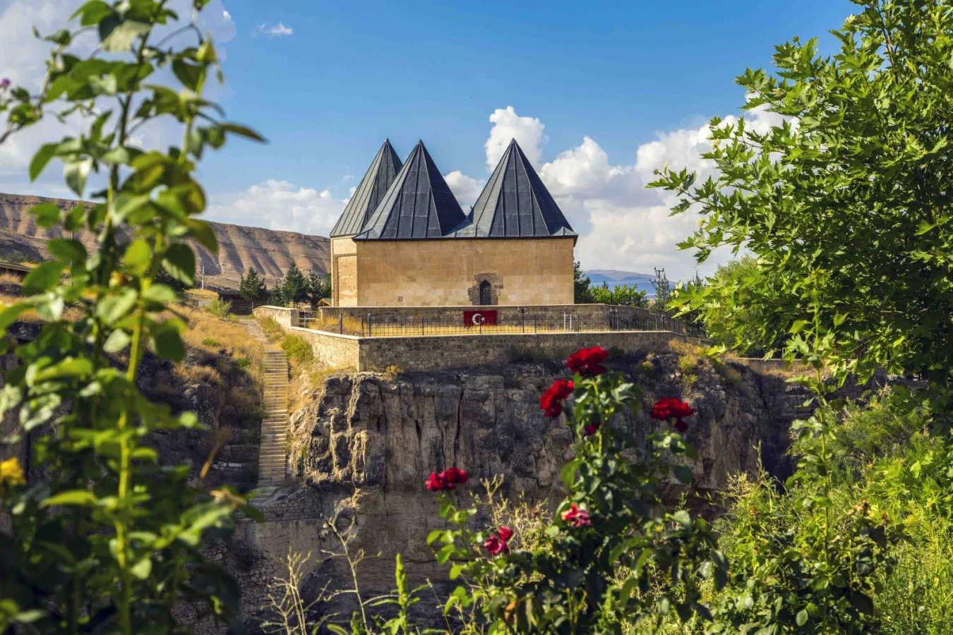 Kemah Sultan Melik Türbesi ve Çevresi